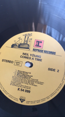 Neil Young / Comes a Time