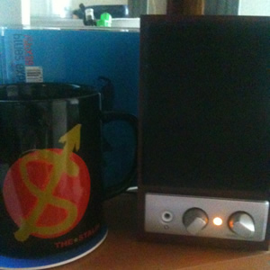 PCのスピーカーとスターリンマグカップ